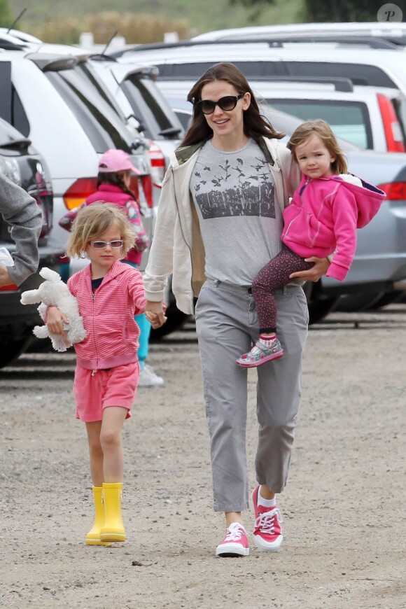 Jennifer Garner accompagnée de ses deux fillettes, Seraphina, 2 ans, et Violet, 5 ans. Los Angeles, 22 avril 2011
