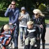 Gwen Stefani promène sa tribu au parc ! Son mari, Gavin Rossdale et leurs fils Kingstown, 5 ans, et Zuma, 2 ans. Londres, 4 mai 2011