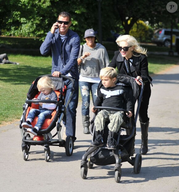 Gwen Stefani promène sa tribu au parc ! Son mari, Gavin Rossdale et leurs fils Kingstown, 5 ans, et Zuma, 2 ans. Londres, 4 mai 2011