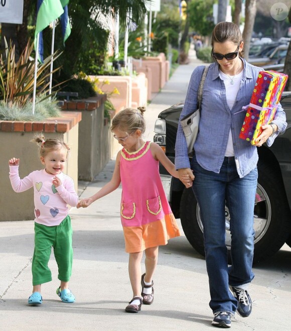 Jennifer Garner et ses deux fillettes, Violet et Seraphina. Los Angeles, 7 mai 2011