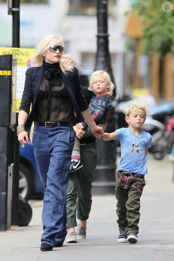 Toujorus très lookée, Gwen Stefani se promène avec ses fils Kingstown et Zuma. Londres, 10 mai 2011
