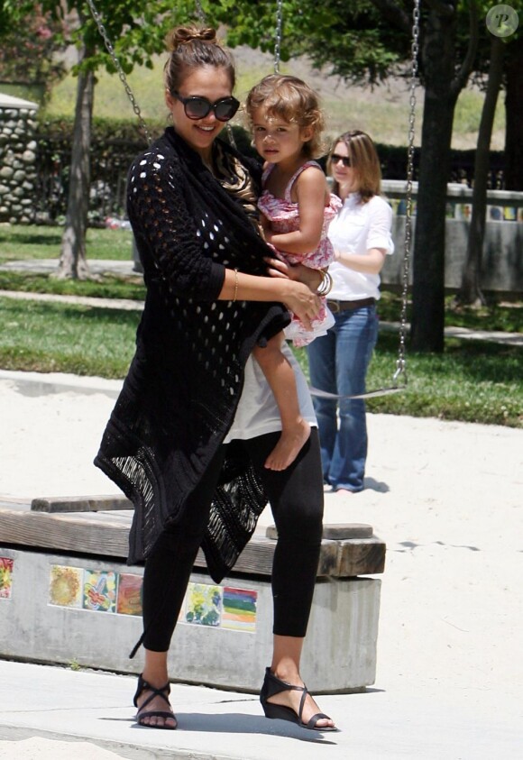 Jessica Alba toujours au top avec sa fille Honor. Los Angeles, 23 mai 2011