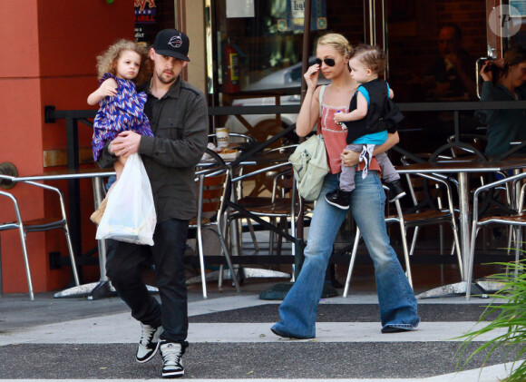 Nicole Richie avec son fils Sparroww, son mari Joel Madden et leur fille Harlow. Los Angeles, 6 avril 2011