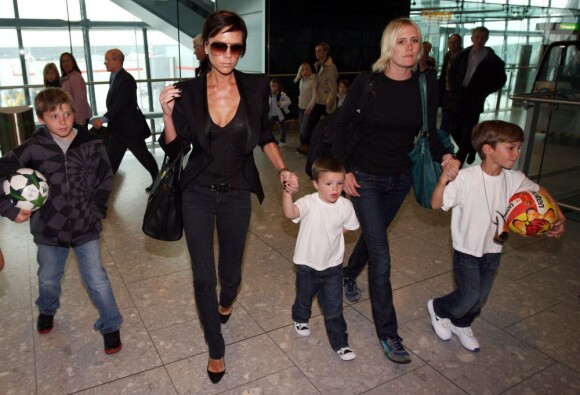 Victoria Beckham avec les hommes de sa vie : David Beckham et leurs 3 fils, Brooklin, 12 ans, Romeo, 8 ans, et  Cruz, 6 ans. Los Angeles, 10 avril 2009