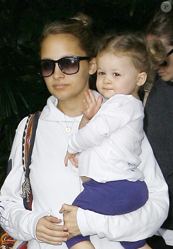 Nicole Richie et sa poupée Harlow. Los Angeles, 11 octobre 2009