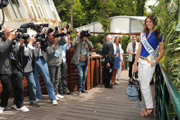 Miss France 2011 Laury Thilleman lors des Internationux de France de Roland-Garros, à Paris, le 28 mai 2011.
