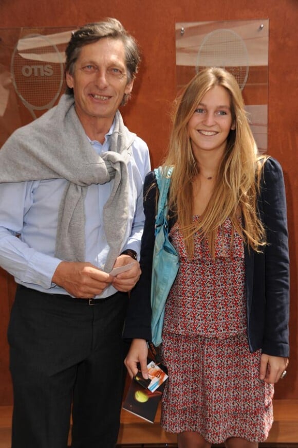 Nicolas de Tavernost et sa fille lors des Internationux de France de Roland-Garros, à Paris, le 28 mai 2011.