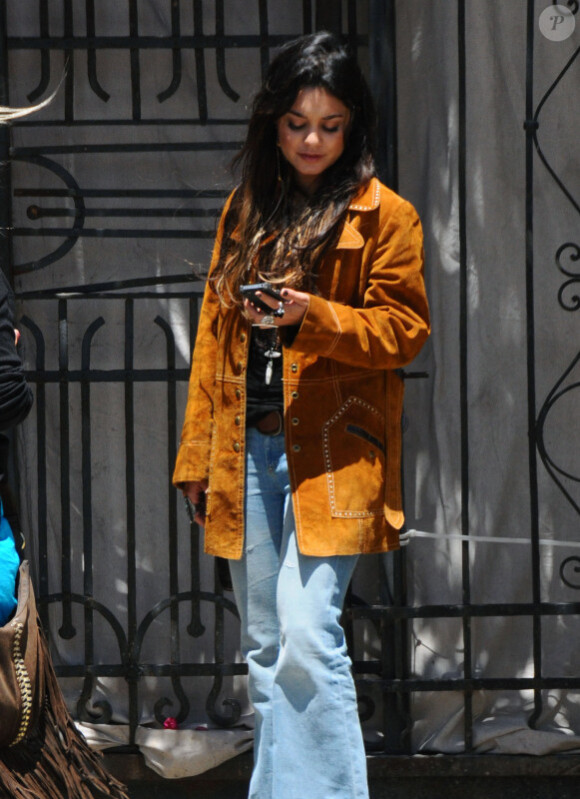 Vanessa Hudgens a été photographiée attendant une amie, et envoyant un texto, à Los Angeles, dimanche 22 mai 2011.