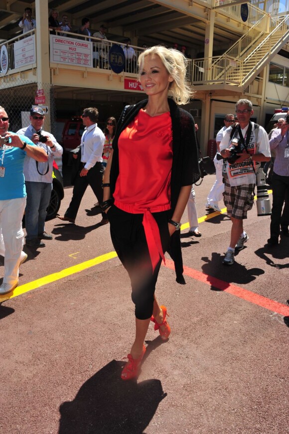 Adriana Karembeu se promène devant les stands du Grand Prix de Monaco, le 29 mai 2011.