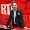 Stéphane Bern pose dans les locaux de RTL