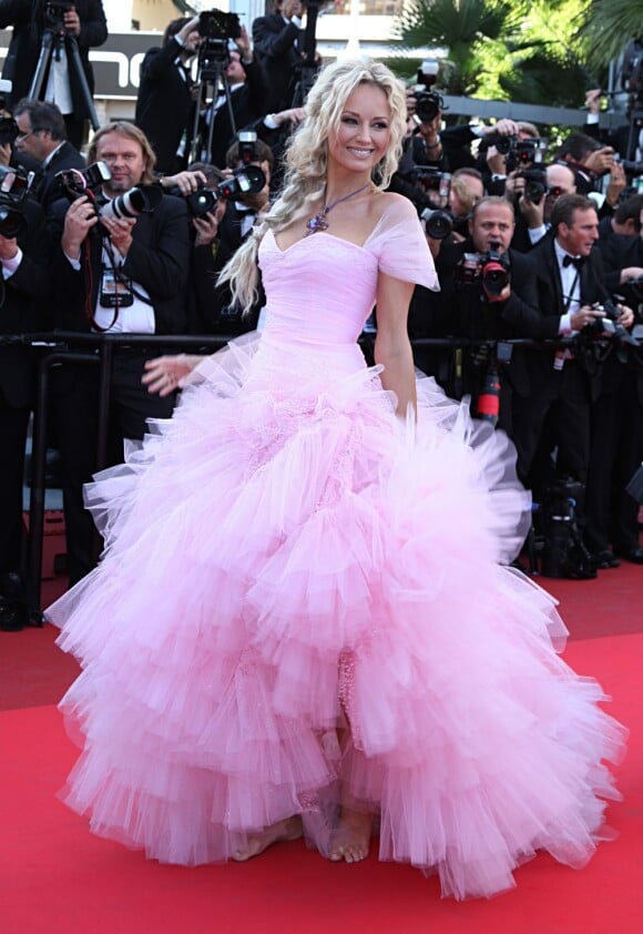 Adriana Karembeu dans sa robe de princesse, lors du 64e festival de Cannes. 