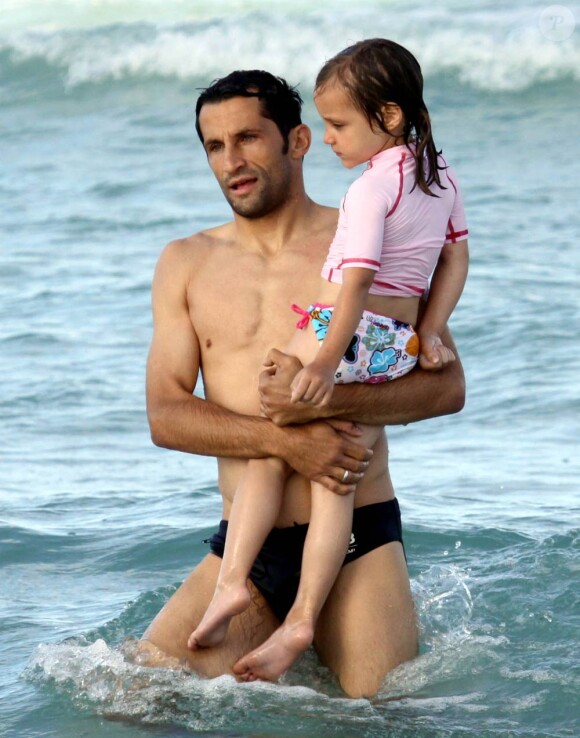 L'international bosniaque Hasan Salihamidzic, se remet de sa saison en Floride. Le 1er juin 2011, on l'a vu profiter des joies de la baignade à Miami avec ses trois enfants. 