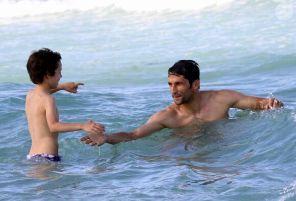 L'international bosniaque Hasan Salihamidzic, se remet de sa saison en Floride. Le 1er juin 2011, on l'a vu profiter des joies de la baignade à Miami avec ses trois enfants, ici son fils Nick. 