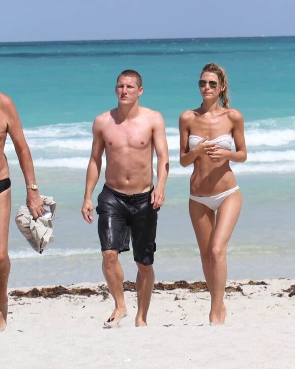 Bastian Schweinsteiger et sa sublime compagne le mannequin Sarah Brandner se relaxent à Miami. Le 2 juin 2011, même programme que la veille : promenade les pieds dans l'eau et baignade, seul le bikini a changé !
