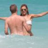 Plutôt que de prendre part aux qualifs pour l'Euro 2012 avec la Mannschaft, Bastian Schweinsteiger soigne son orteil cassé à Miami, avec sa divine chérie le mannequin Sarah Brandner. Le 2 juin 2011, même programme que la veille : promenade les pieds dans l'eau et baignade, seul le bikini a changé !