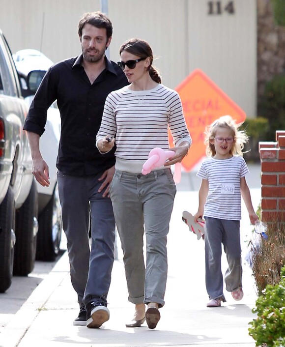 Ben Affleck, Jennifer Garner et leur fille Violet, à Brentwood (Los Angeles), le 2 juin 2011.