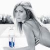 Jennifer Aniston pose en topless pour promouvoir la marque d'eau minéral Smartwater.