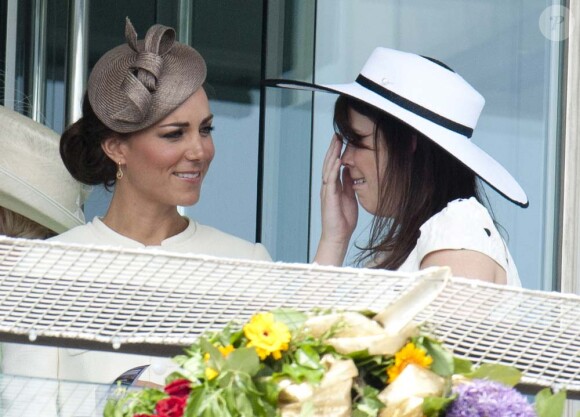 Kate et la princesse Eugenie, inséparables, au Derby d'Epsom, le 4 juin 2011.