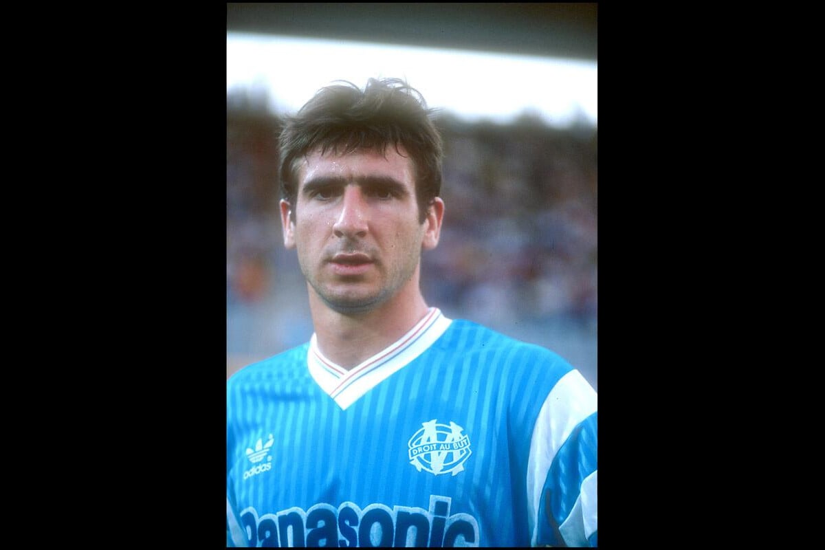 Photo Eric Cantona le 23 janvier 1992 avec le maillot de l