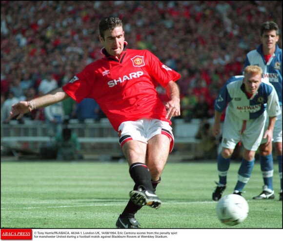 Eric Cantona le 14 août 1994 à Wembley (Londres) face à Blackburn avec Manchester United