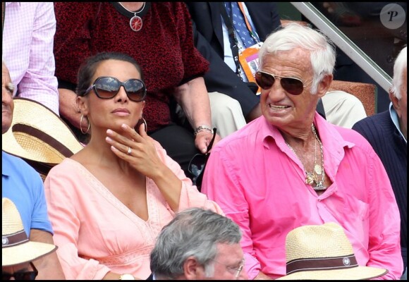 Bébel et sa compagne Barbara lors de la finale de Roland-Garros, le 5 juin 2011. Ils sont entourés de Charles Gérard et d'Alain Belmondo.