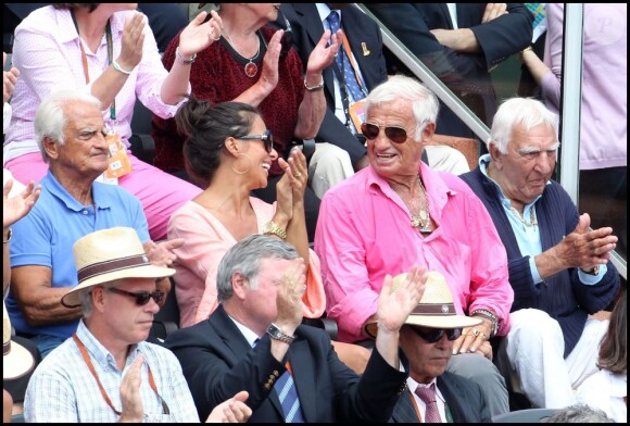 Bébel et sa compagne Barbara lors de la finale de Roland-Garros, le 5 juin 2011. Ils sont entourés de Charles Gérard et d'Alain Belmondo.