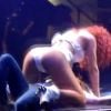 Rihanna offre un lapdance à une femme du public à Baltimore lors d'un de ses concerts en juin 2011