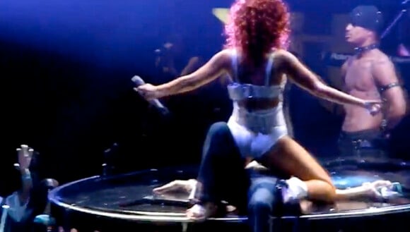Rihanna, déchaînée, offre un lapdance à une femme du public à Baltimore 