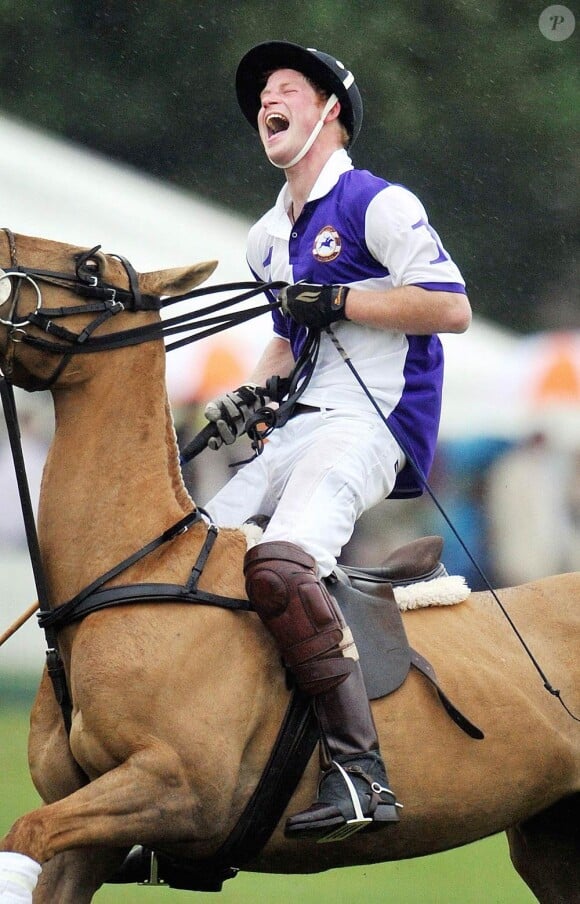 Le prince Harry prenait part le 5 juin 2011 à un match de polo caritatif au profit de l'association Centrepoint que présida jadis sa défunte mère Lady Di, dans le Gloucestershire.