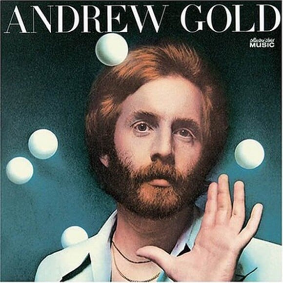Andrew Gold, musicien multi-instrumentiste célèbre pour quelques hits (dont Lonely Boy) et musiques de films ou de séries (comme le générique de Dingue de toi), est mort le 3 juin 2011 à l'âge de 59 ans.