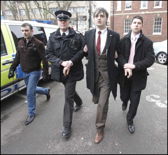 Pete Doherty, à la sortie d'un tribunal de Londres, le 21 décembre 2009.
