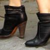 Sarah Jessica Parker assortit parfaitement à sa tenue chic, de ravissantes boots noires. New York, 7 juin 2011