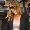 Sarah Jessica Parker est toujours une fashionista hors pair : robe  bustier courte, veste de tailleur, boots et it bag... La star est au top  ! New York, 7 juin 2011