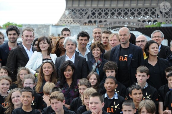 Guy Alba, Catherine Laborde, Zinedine Zidane, Amel Bent et Sandrine Quétier lors du 4e Prix de l'Ambassadeur ELA au musée du Quai Branly à Paris le 8 juin 2011