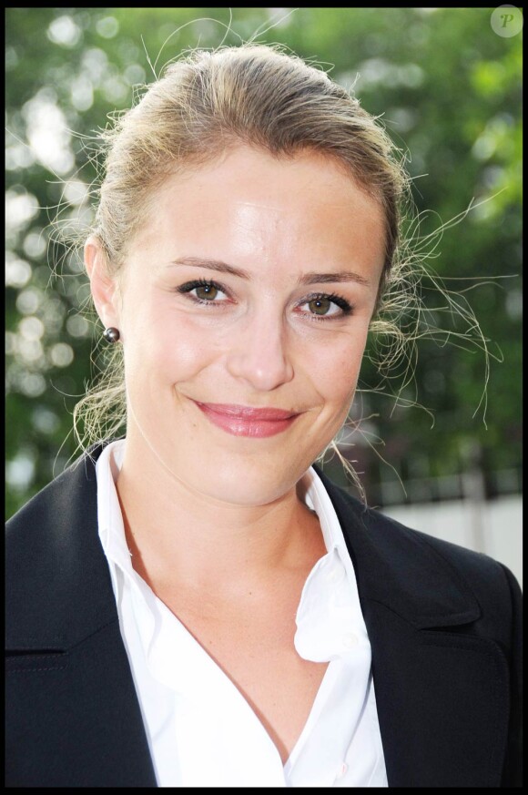 Le Canal Football Club voit partir son atout charme à la fin de la saison 2010-2011 : Isabelle Moreau. Il ne reste plus que des mecs dans L'Equipe d'Hervé Mathoux...