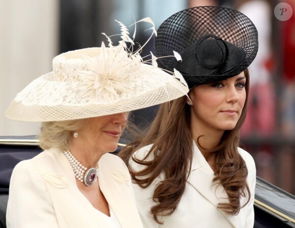 La duchesse de Cornouailles Camilla Parker Bowles et la duchesse de Cambridge Catherine Middleton quittent le palais de Buckingham à Londres pour un défilé à cheval avant de se rendre à l'anniversaire de la reine le 11 juin 2011