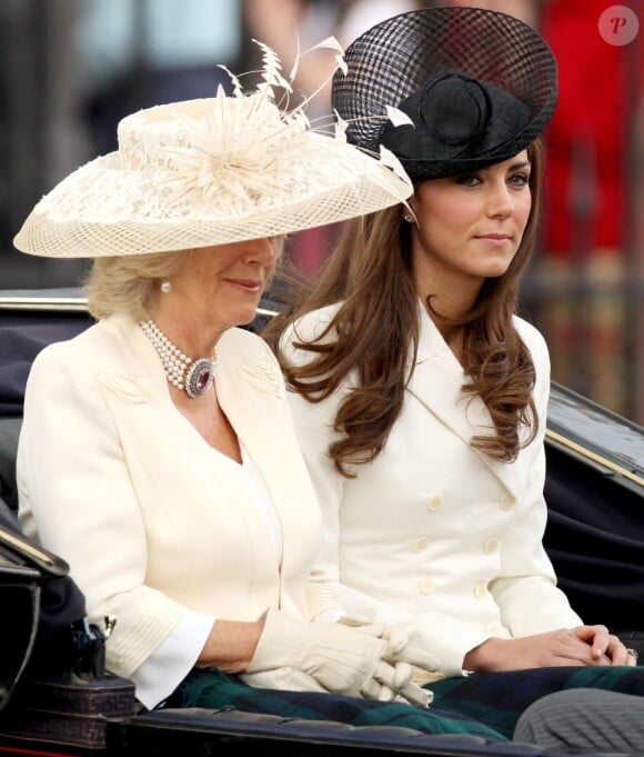 La duchesse de Cornouailles Camilla Parker Bowles et la duchesse de Cambridge Catherine Middleton quittent le palais de Buckingham à Londres pour un défilé à cheval avant de se rendre à l'anniversaire de la reine le 11 juin 2011