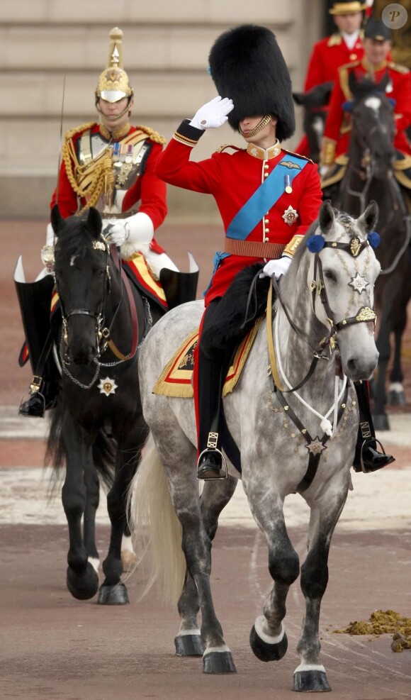 Le prince William le palais de Buckingham à Londres pour un défilé à cheval avant de se rendre à l'anniversaire de la reine le 11 juin 2011