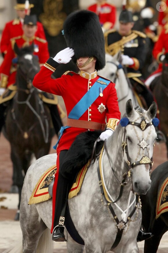 Le prince William le palais de Buckingham à Londres pour un défilé à cheval avant de se rendre à l'anniversaire de la reine le 11 juin 2011