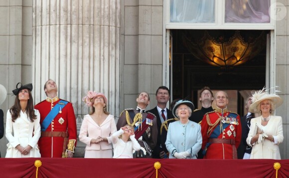 La princesse Catherine Middleton, le prince William, la reine Elizabeth II, le prince Philip, la duchesse de Cornouailles Camilla Parker Bowles, le prince Harry et d'autres membres de la famile royale lors du Trooping the Colour, célébration de l'anniversaire de la reine Elizabeth II, à Londres le 11 juin 2011