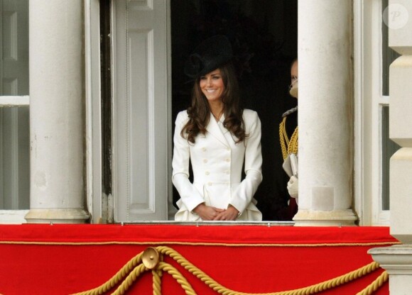 Kate Middleton, duchesse de Cambridge, au balcon de Buckingham Palace lors du Trooping the Colour, célébration de l'anniversaire de la reine Elizabeth II, à Londres le 11 juin 2011