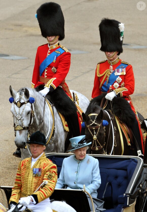 Le prince William et le duc de Kent, juste derrière la reine Elizabeth II lors du Trooping the Colour, célébration de l'anniversaire de la reine Elizabeth II, à Londres le 11 juin 2011