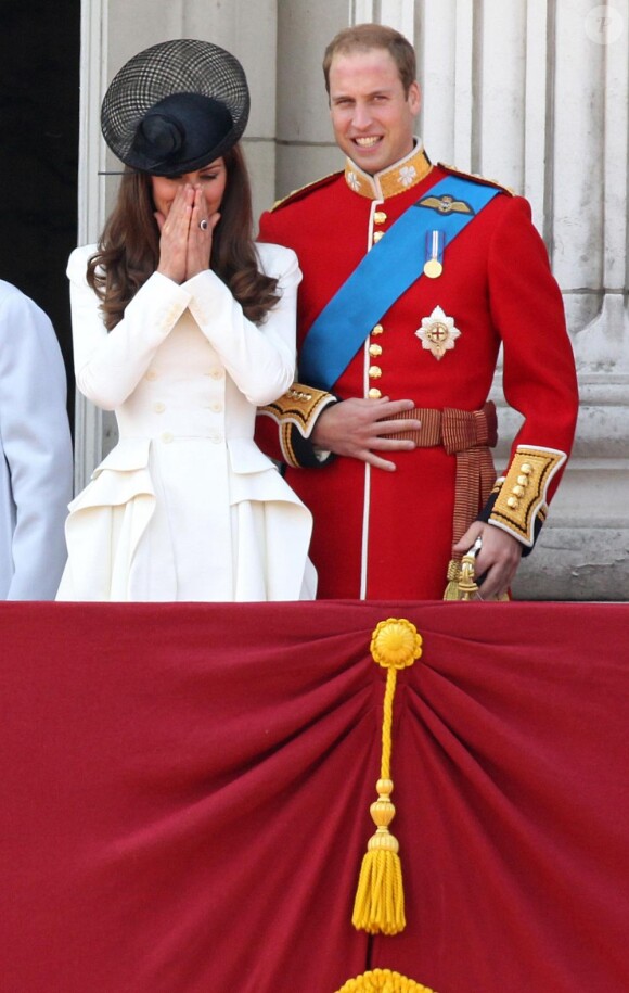 La princesse Catherine Middleton et le prince William, amoureux, lors du Trooping the colour, célébration de l'anniversaire de la reine Elizabeth II, au balcon du Buckingham Palace le 11 juin 2011 à Londres