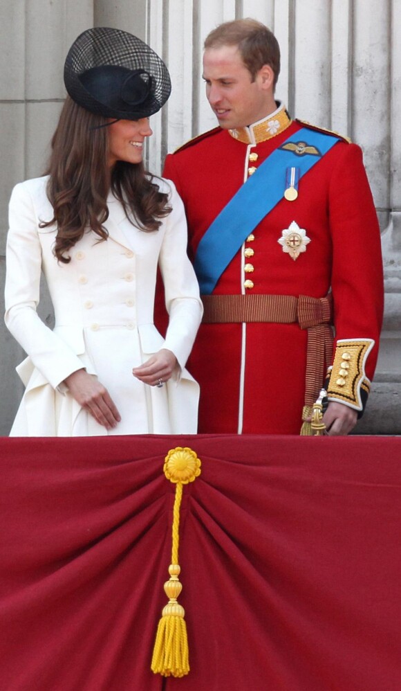 La princesse Catherine Middleton et le prince William, amoureux, lors du Trooping the colour, célébration de l'anniversaire de la reine Elizabeth II, au balcon du Buckingham Palace le 11 juin 2011 à Londres