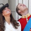 La princesse Catherine Middleton et le prince William, amoureux, admirent le défilé aérien lors du Trooping the colour, célébration de l'anniversaire de la reine Elizabeth II, au balcon du Buckingham Palace le 11 juin 2011 à Londres