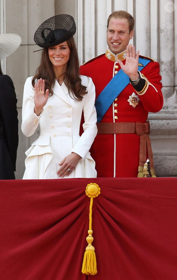 Lors du Trooping the colour, célébration de l'anniversaire de la reine Elizabeth II, Kate et William au balcon du Buckingham Palace le 11 juin 2011 à Londres