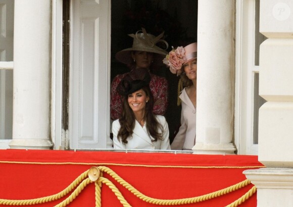La princesse Kate Middleton lors du Trooping the colour, célébration de l'anniversaire de la reine Elizabeth II, au balcon du Buckingham Palace le 11 juin 2011 à Londres