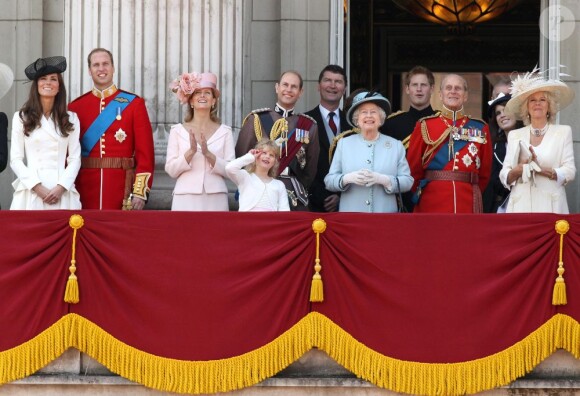 La princesse Catherine Middleton, le prince William, la reine Elizabeth II, le prince Philip, la duchesse de Cornouailles Camilla Parker Bowles, le prince Harry et d'autres membres de la famile royale lors du Trooping the colour, célébration de l'anniversaire de la reine Elizabeth II, au balcon du Buckingham Palace le 11 juin 2011 à Londres