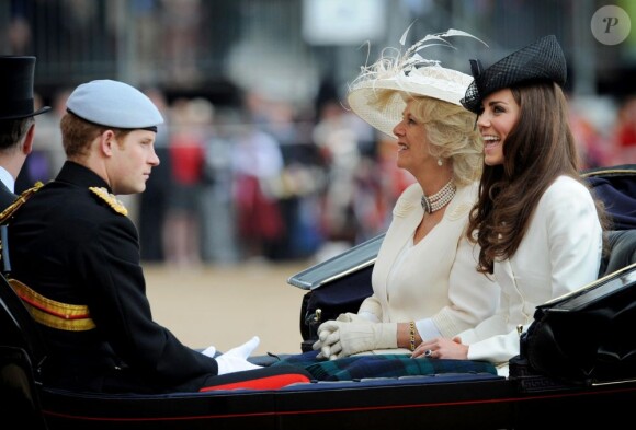 La princesse Catherine Middleton, la duchesse de Cornouailles Camilla Parker Bowles et le prince Harry lors du Trooping the colour, célébration de l'anniversaire de la reine Elizabeth II,  le 11 juin 2011 à Londres