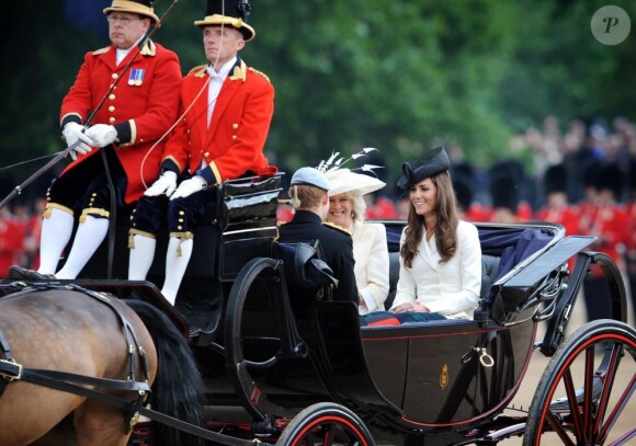 La princesse Catherine Middleton, la duchesse de Cornouailles Camilla Parker Bowles et le prince Harry lors du Trooping the colour, célébration de l'anniversaire de la reine Elizabeth II,  le 11 juin 2011 à Londres